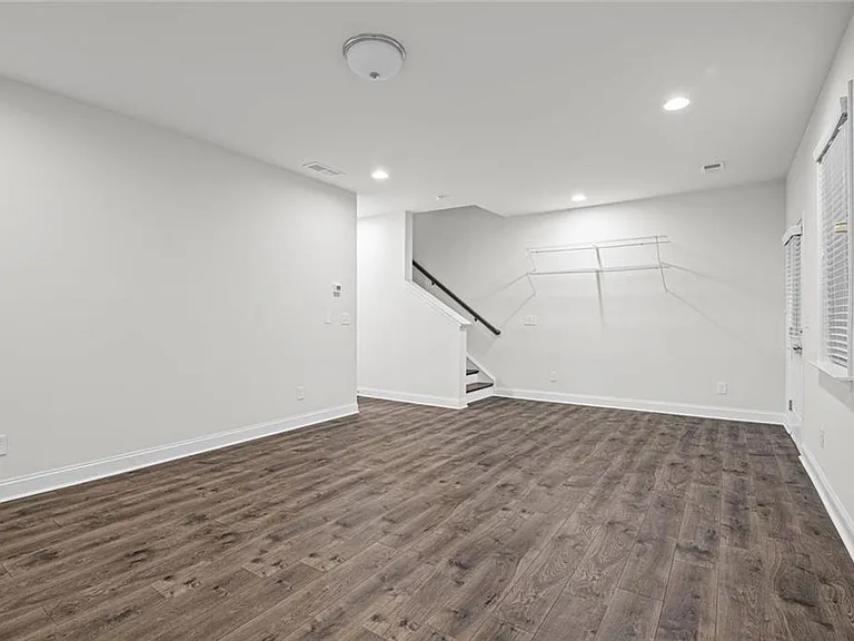 2779 White Oak Ln #20 — Photo 32