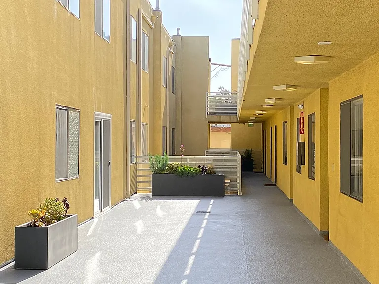 2724 Abbot Kinney Blvd. — Photo 46
