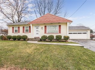 393 Woodcroft Dr, Rochester, NY 14616