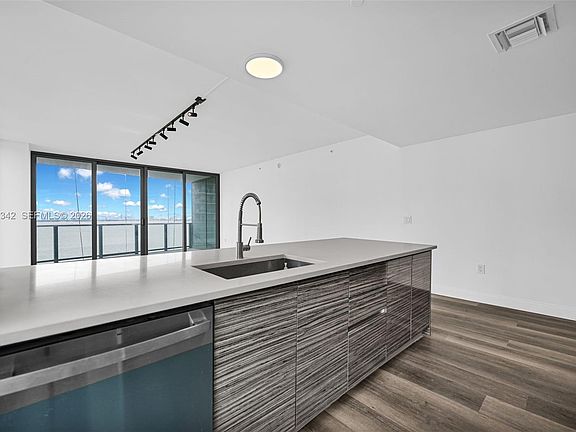 5th image of 460 NE 28th St APT 601
