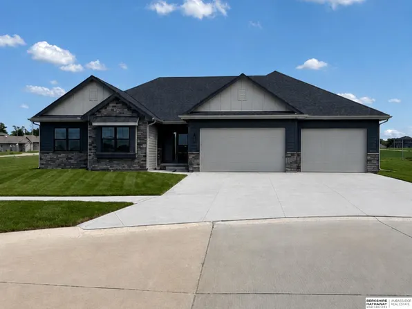 21854 Amber Cir, Gretna, NE 68028