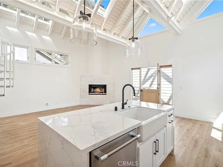 439 1/2 Carnation Ave — Photo 4