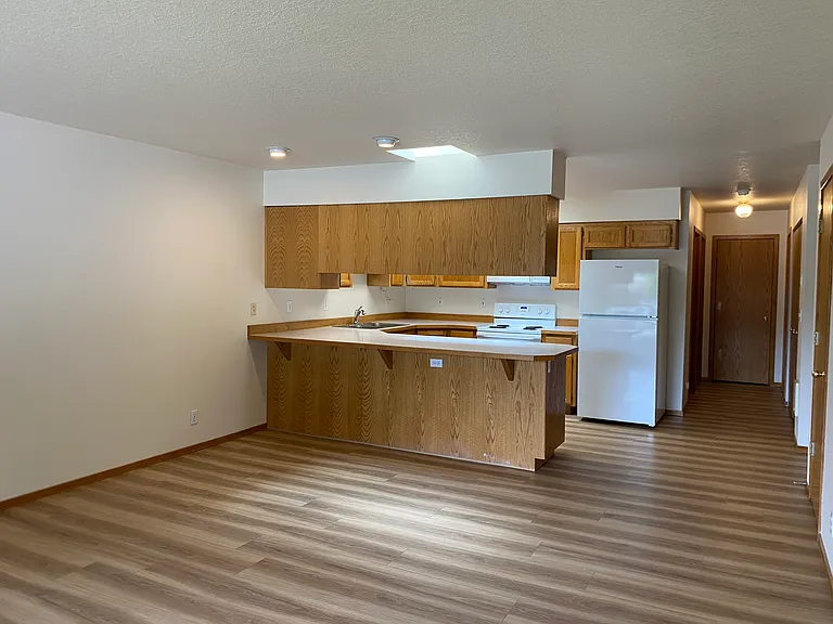 905 SE Stratford Ct — Photo 3