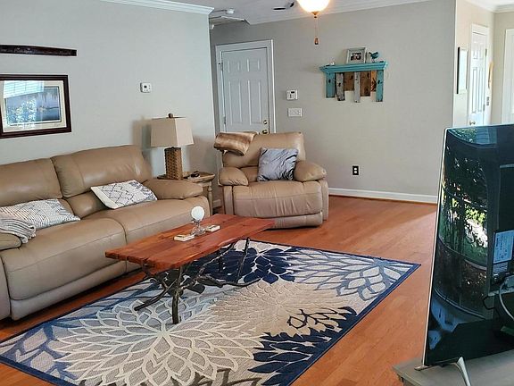 3rd image of 102 Garden Grove Dr