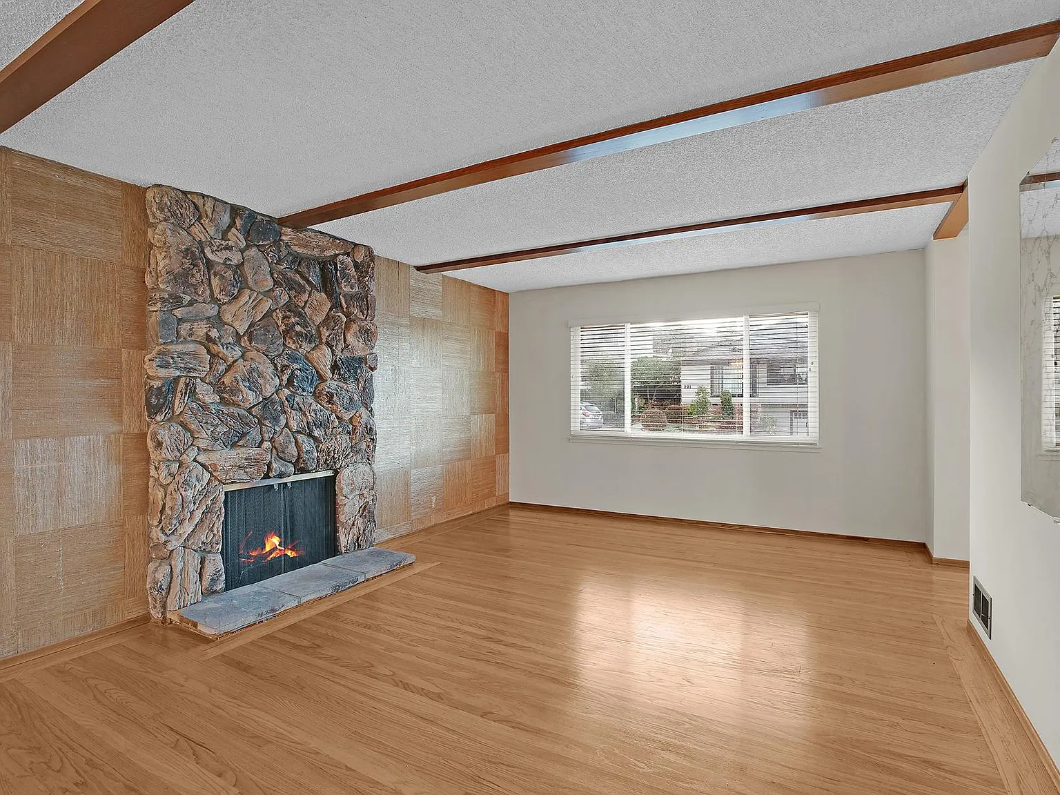 3 bed, 1360 sqft, $5,200 — Photo 4
