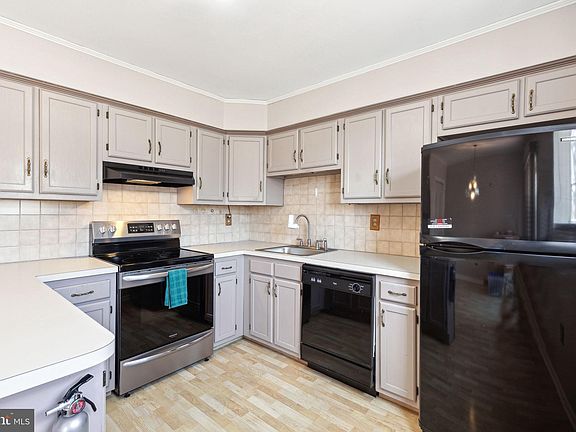 5th image of 404 Donna Ln