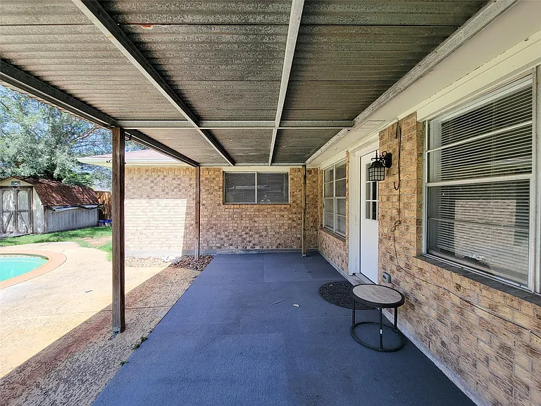 409 S Travis St — Photo 32