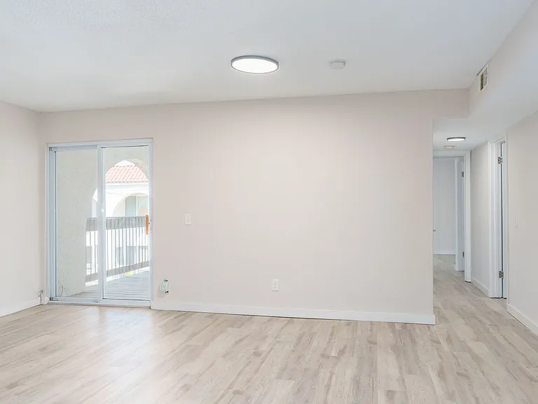 The Oaks Apartments — Photo 22