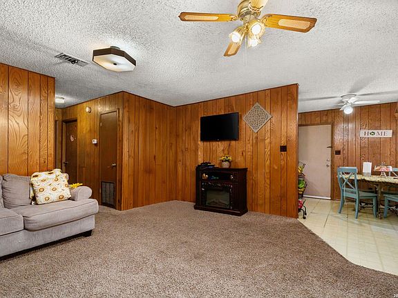 3rd image of 218 Redbud