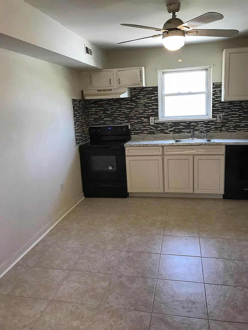 3 bed, 1.5 bath, 1330 sqft, $2,595 — Photo 2