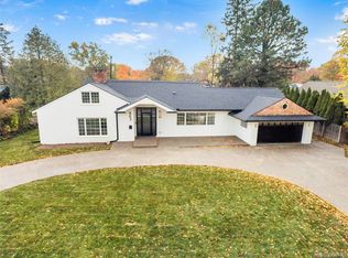 963 Lochmoor Blvd, Grosse Pointe Woods, MI 48236