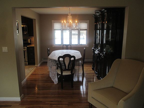 4th image of 530 Hyman Ave