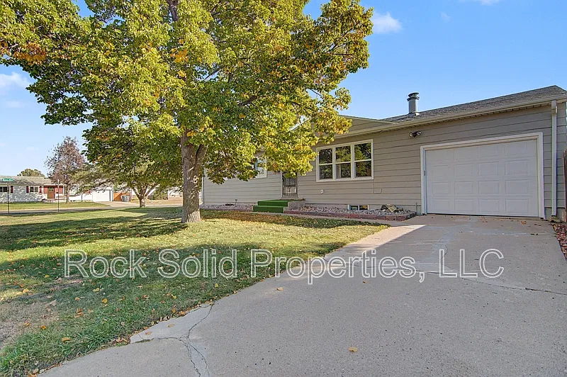 4 bed, 2.0 bath, 2016 sqft, $2,595 — Photo 2