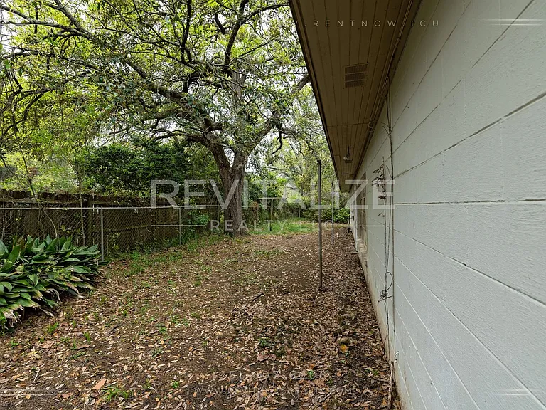 3230 Greenleaf Ct — Photo 22