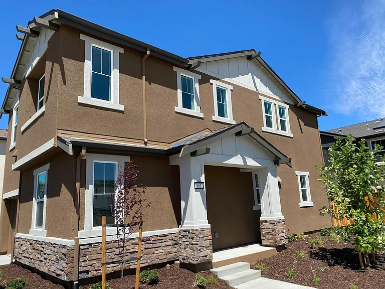 801 Verdant Ln — Photo 2