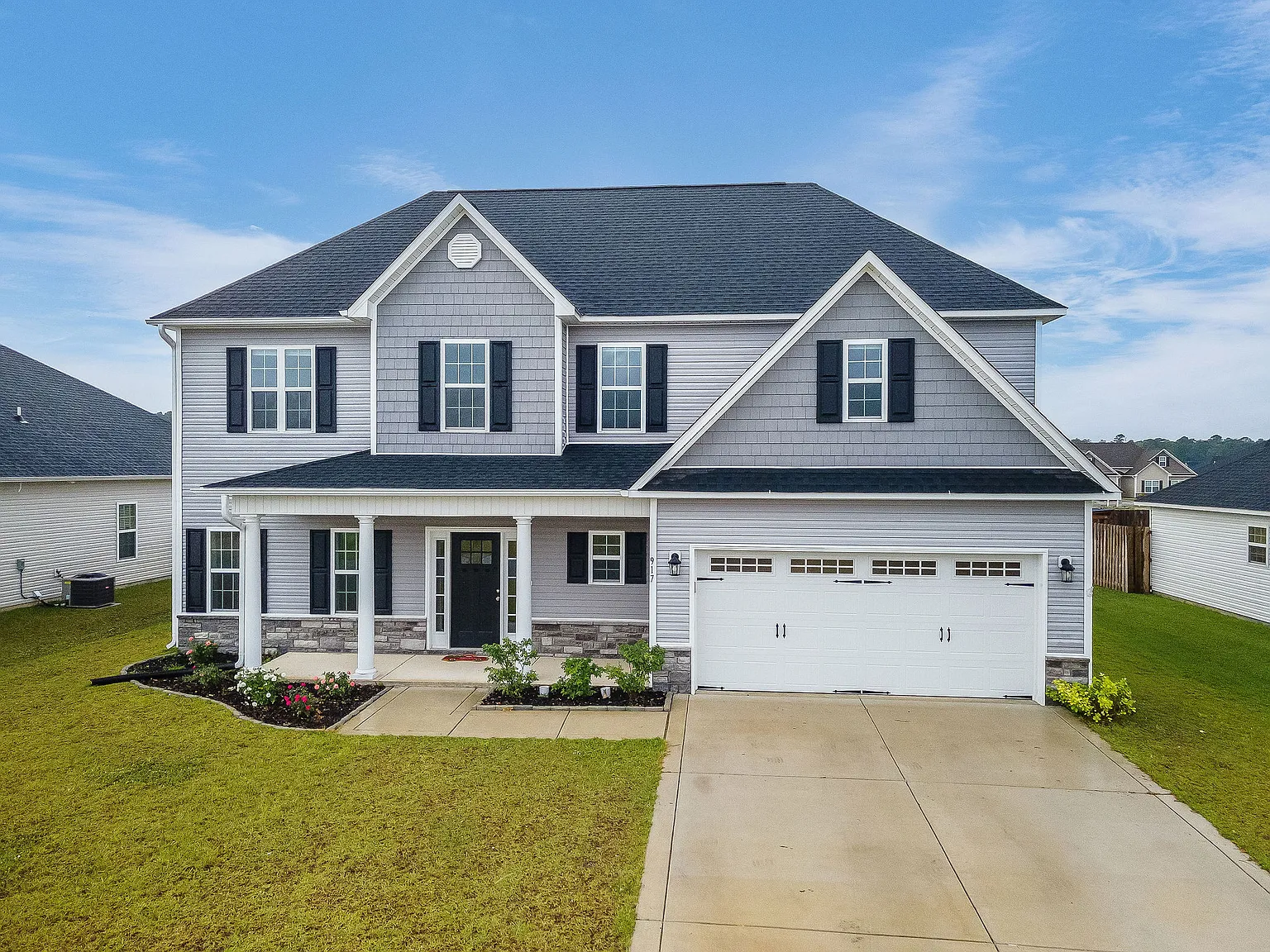 917 Uplands Ln — Photo 2
