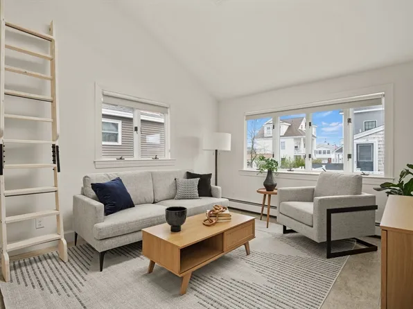 9 10th St #A, Salisbury, MA 01952