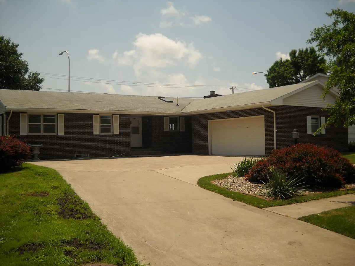 1615 Bassett Ln photo 1