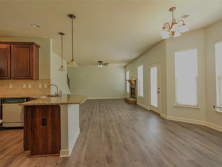 921 Prather Ct — Photo 8