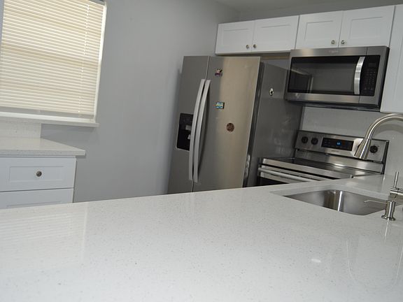 5th image of 2620 NE 1st Court #308