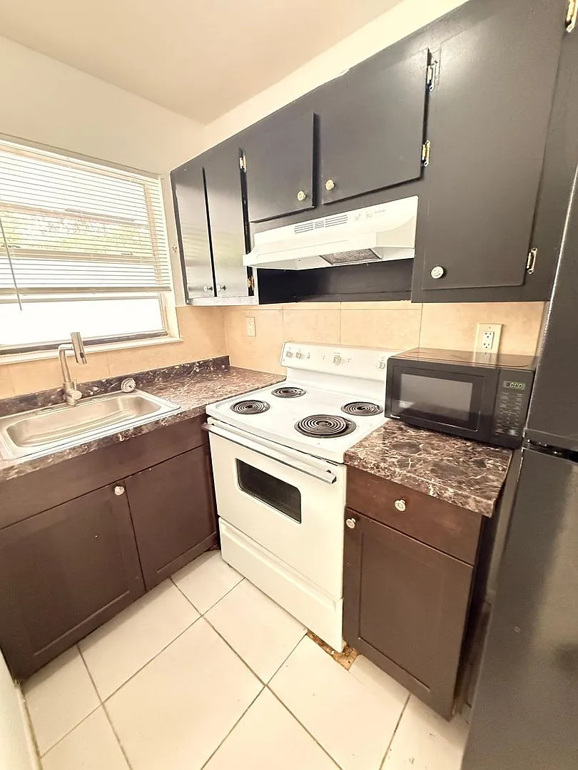 2216 Johnson ST — Photo 4
