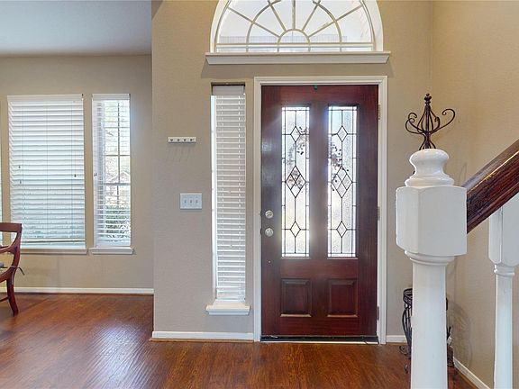 3rd image of 14 Willow Point Pl