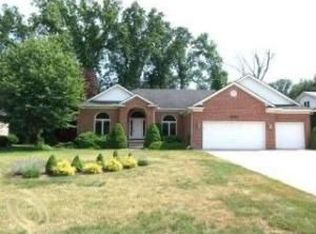 8575 Woodside Dr, Grosse Ile, MI 48138