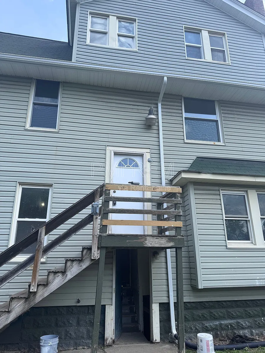 Building Photo - 472 Sumner St #2