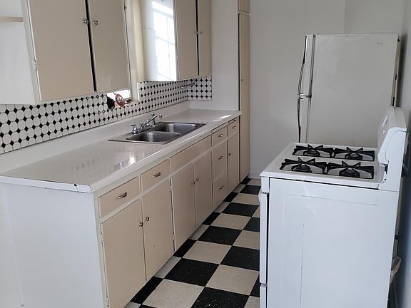 3rd image of 909 1/2 Lead Ave SW #909-1/2