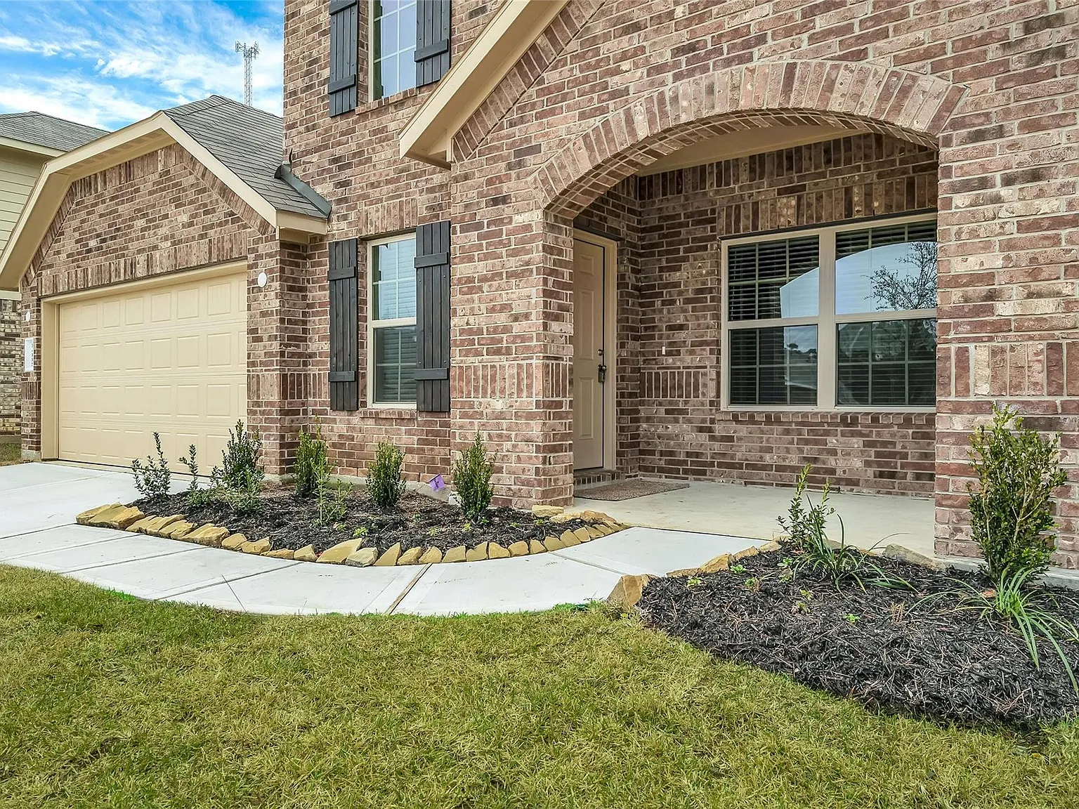 4 bed, 2.5 bath, 2320 sqft, $2,500 — Photo 3
