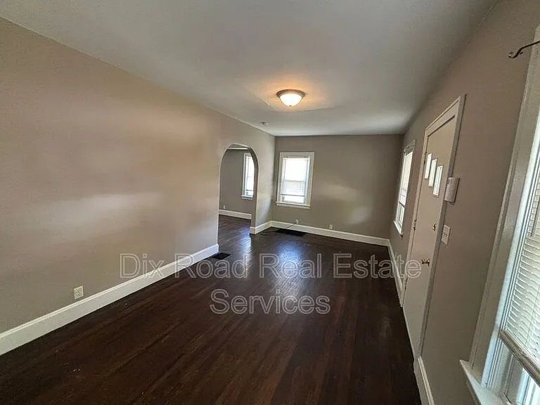 3701 Iona Ave — Photo 8