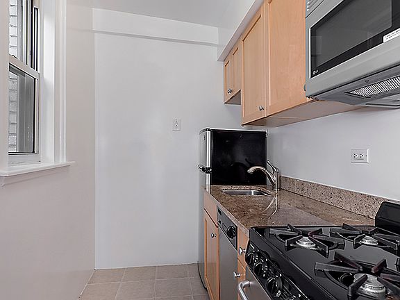 4th image of 304 W 75th St APT 7F