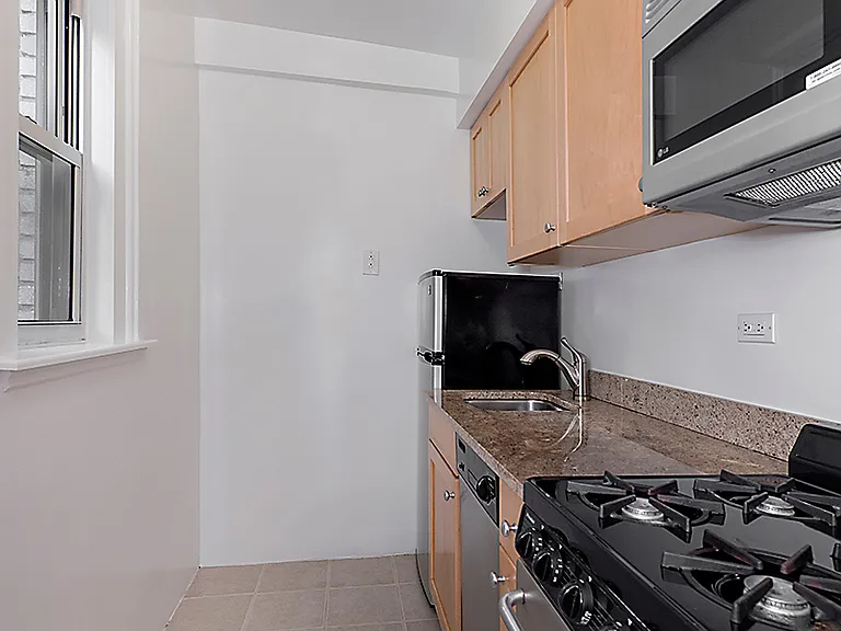 304 W 75th St #7F — Photo 2