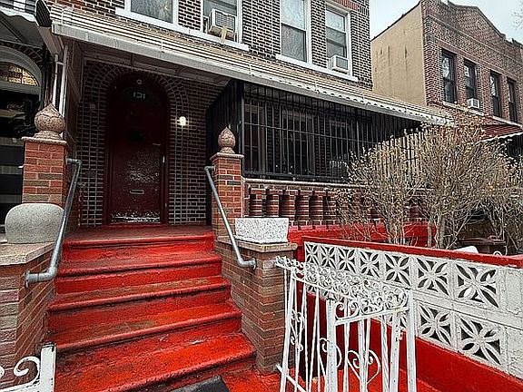 2nd image of 131 E 93rd St