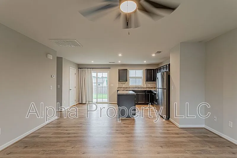 3 bed, 2.5 bath, 1440 sqft, $1,900 — Photo 2