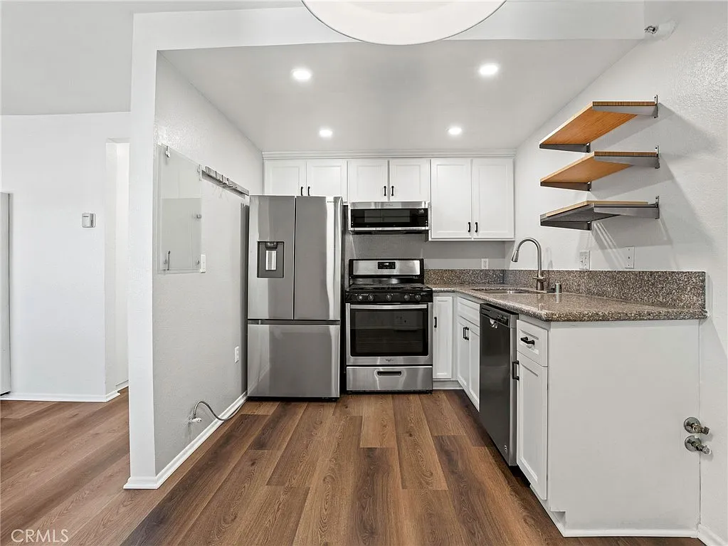 Building Photo - 14405 Cerise Ave #29