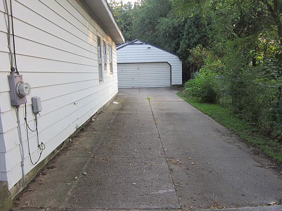 Attached garage 