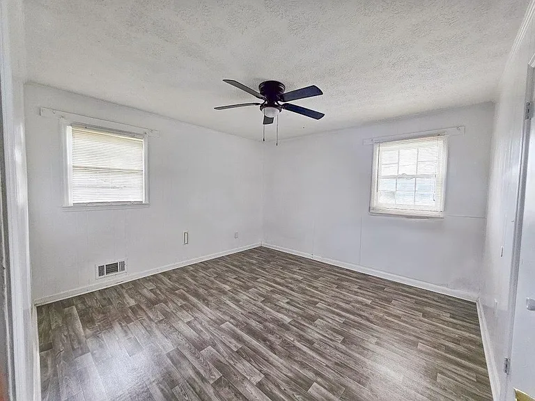 128 Pearl St — Photo 11