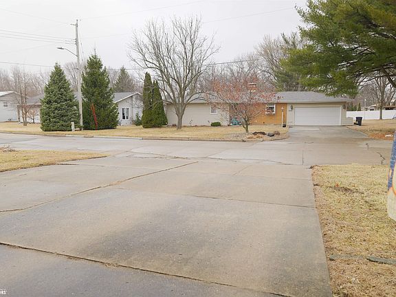 5th image of 3309 Hillcrest Dr