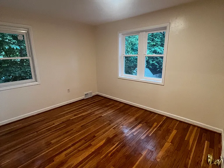 2404 Darrow St — Photo 12