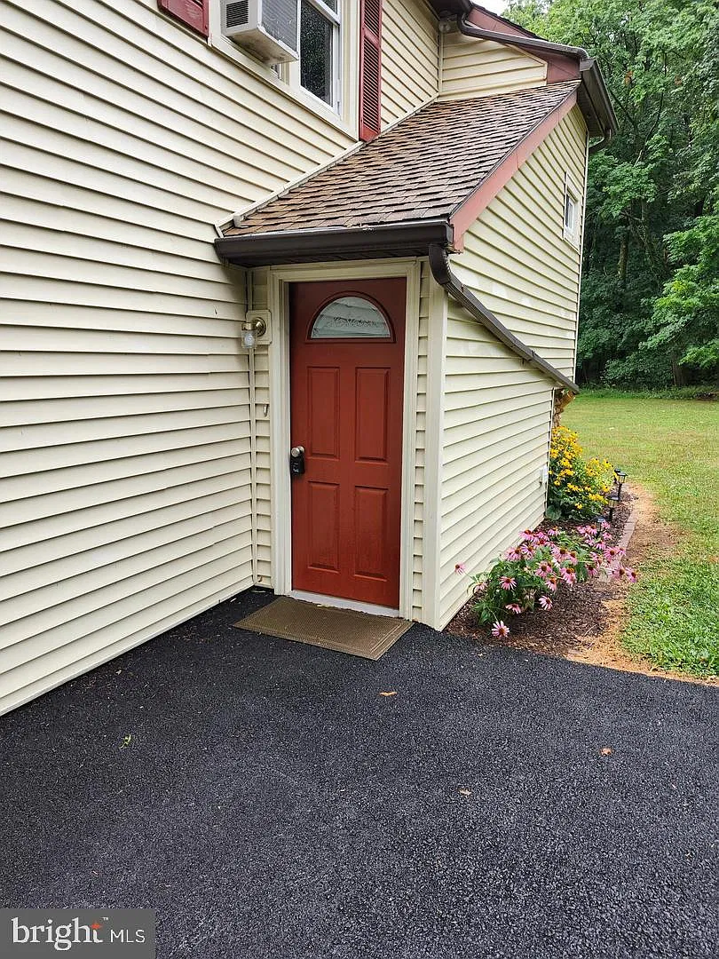 2 bed, 1.0 bath, $1,400 — Photo 3