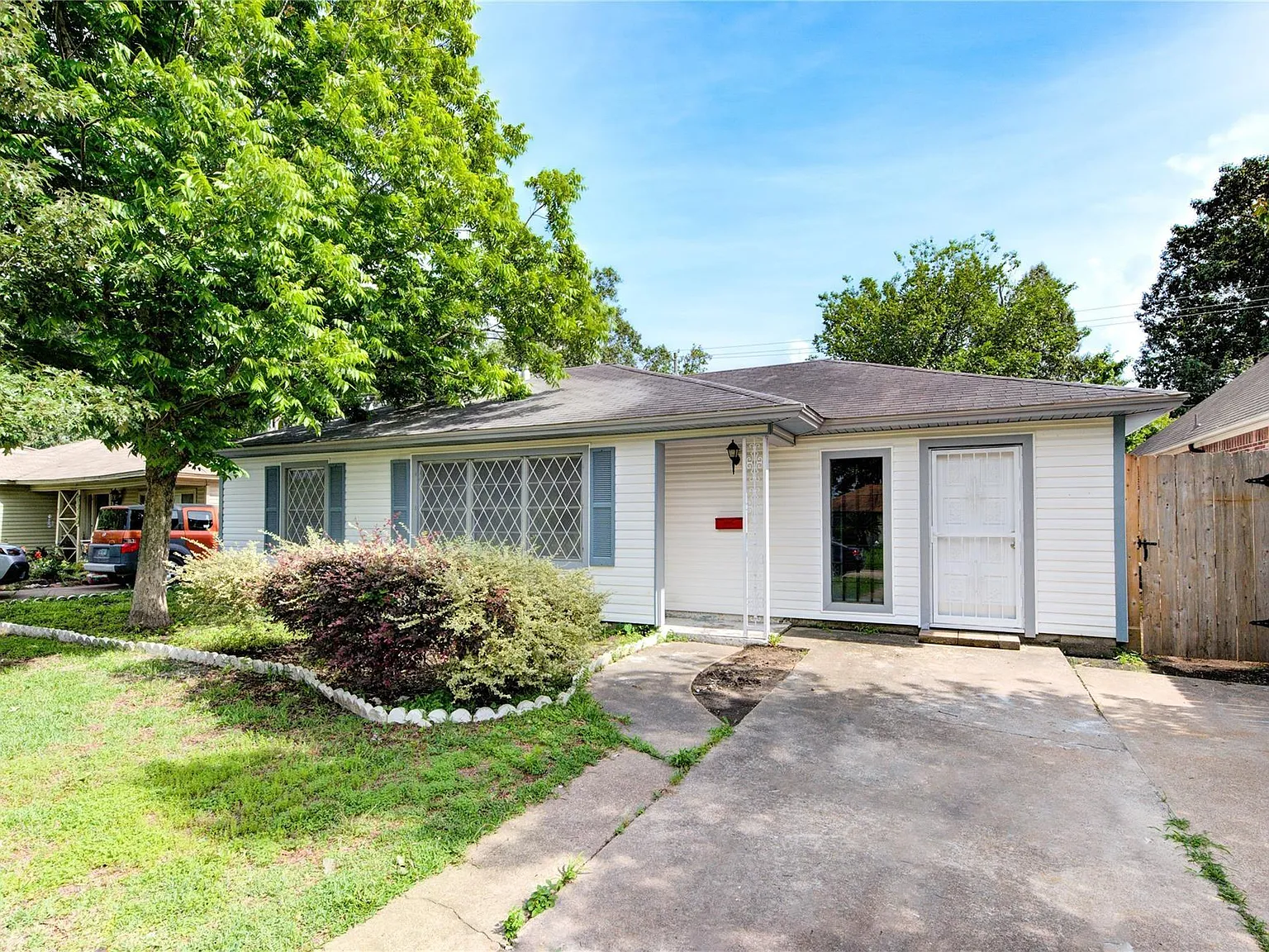 4 bed, 2.0 bath, 1258 sqft, $2,200 — Photo 1