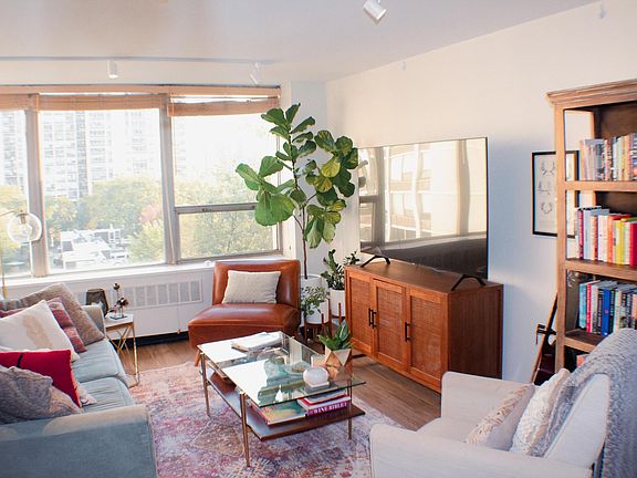 4th image of 1460 Sandburg St #603