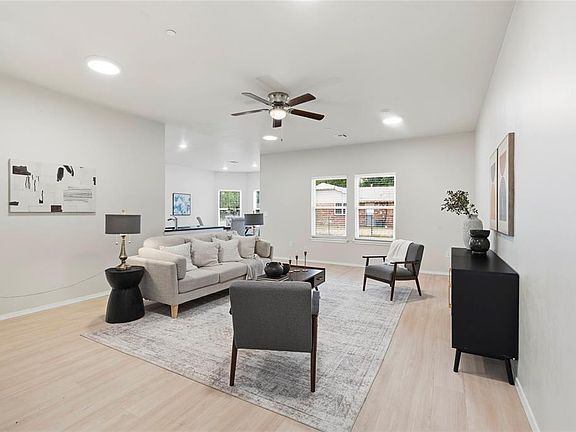 5th image of 224 E Abbot Ln