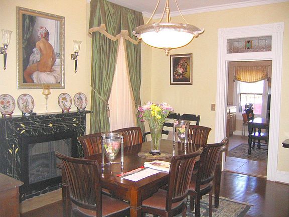 Great dining rm for entertaining