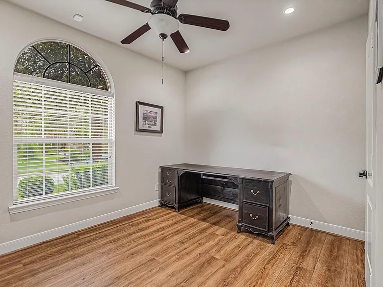 102 N Victoriana Cir — Photo 30