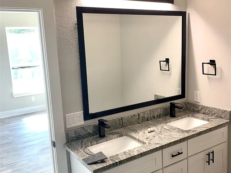 4621 Collins Ave — Photo 32