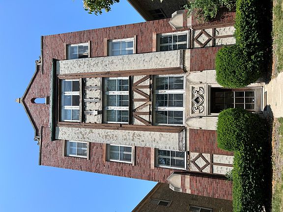 3rd image of 2720 W Greenleaf Ave