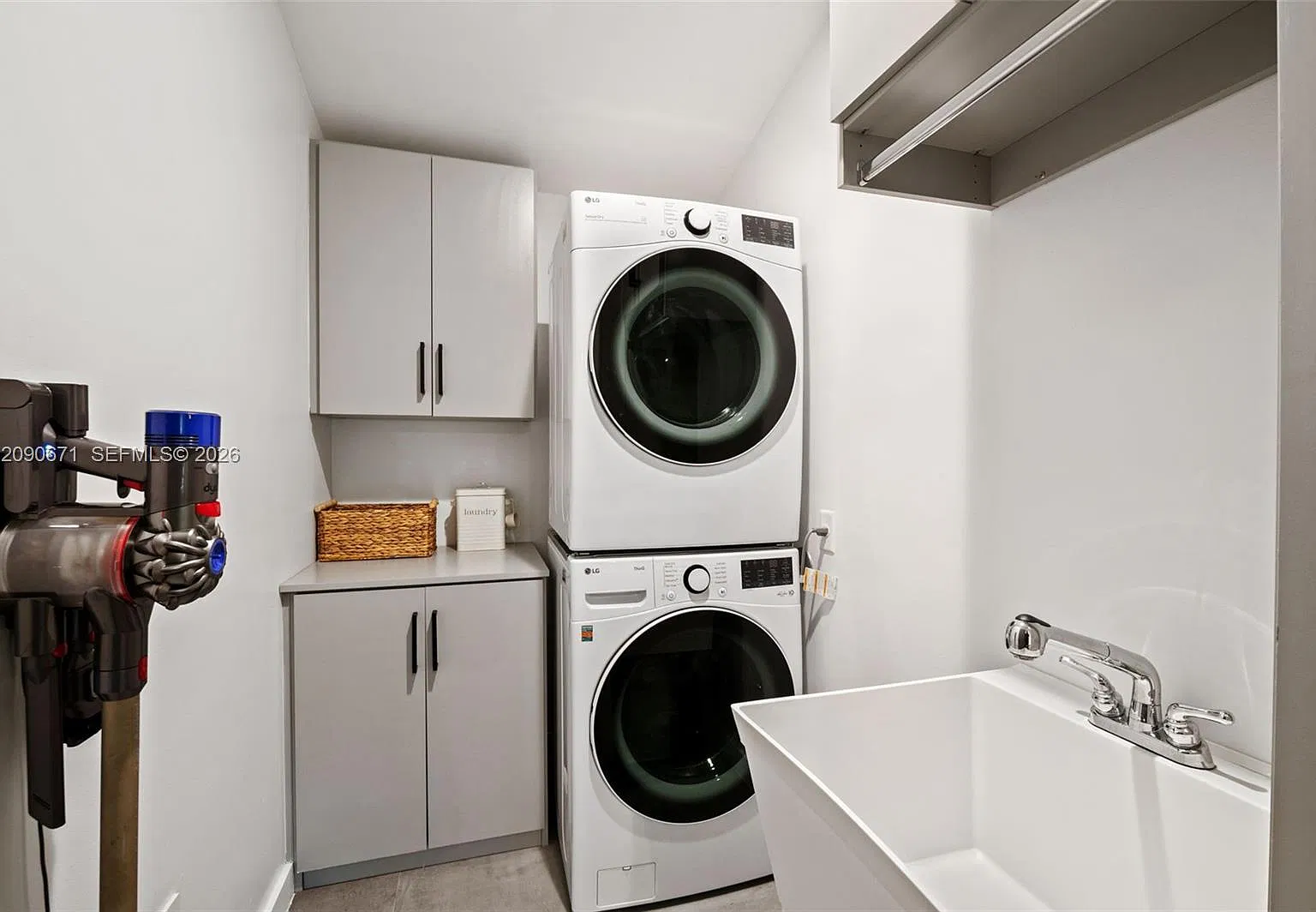 3 bed, 2.5 bath, 2362 sqft, $7,500 — Photo 1