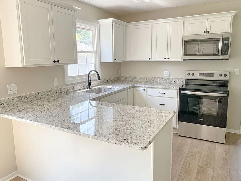 1010 N Hampton Dr NE — Photo 2